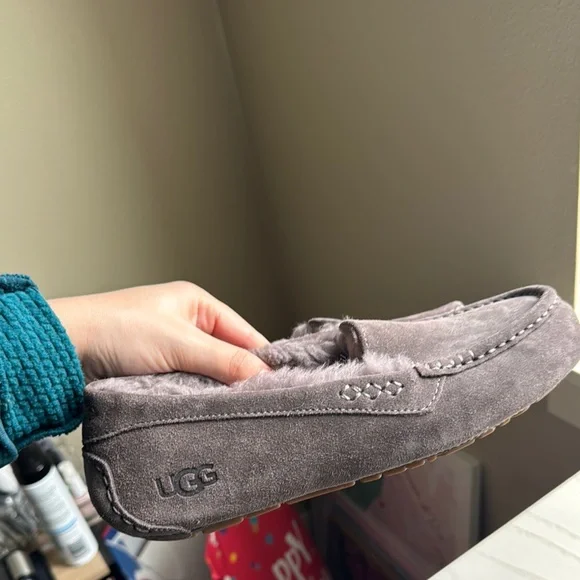 UGG Women’s Ansley Gray Slippers - Picture 2 of 3